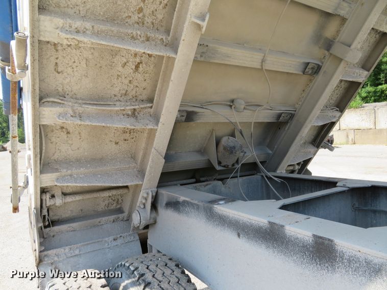 image for item DE8221 1997 East end dump trailer