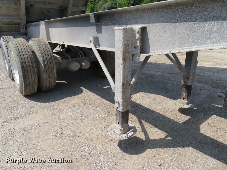 image for item DE8221 1997 East end dump trailer