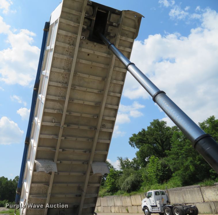 image for item DE8221 1997 East end dump trailer