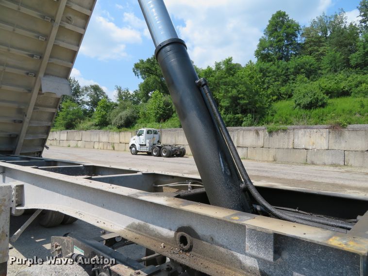 image for item DE8221 1997 East end dump trailer