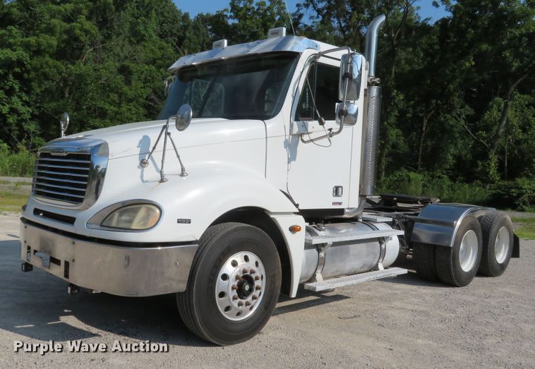 image for item DE8222 2006 Freightliner Columbia semi truck