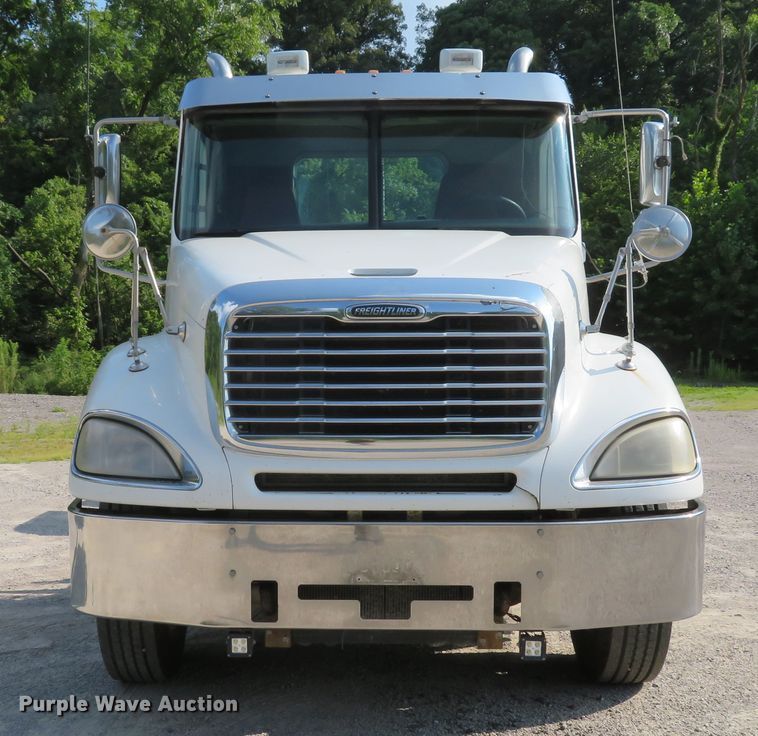 image for item DE8222 2006 Freightliner Columbia semi truck
