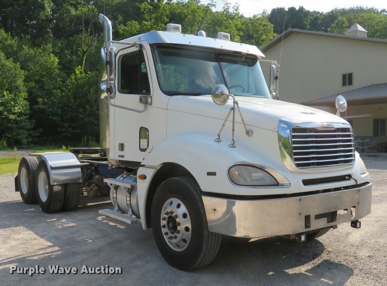 image for item DE8222 2006 Freightliner Columbia semi truck