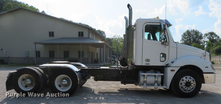 image for item DE8222 2006 Freightliner Columbia semi truck