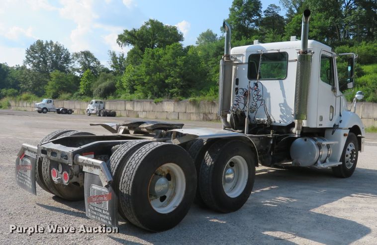 image for item DE8222 2006 Freightliner Columbia semi truck