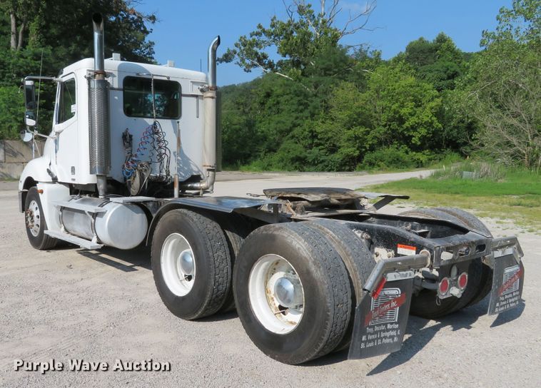 image for item DE8222 2006 Freightliner Columbia semi truck