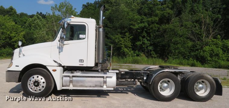 image for item DE8222 2006 Freightliner Columbia semi truck