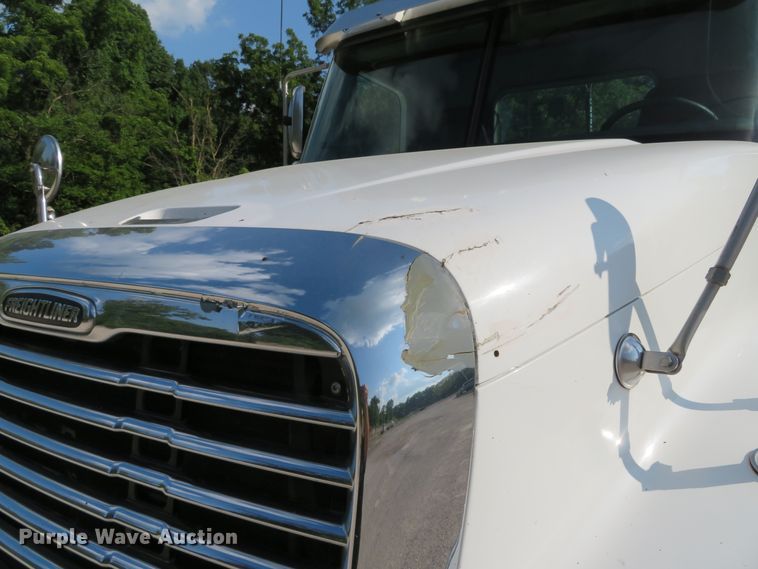 image for item DE8222 2006 Freightliner Columbia semi truck