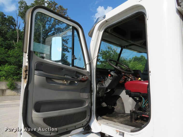 image for item DE8222 2006 Freightliner Columbia semi truck