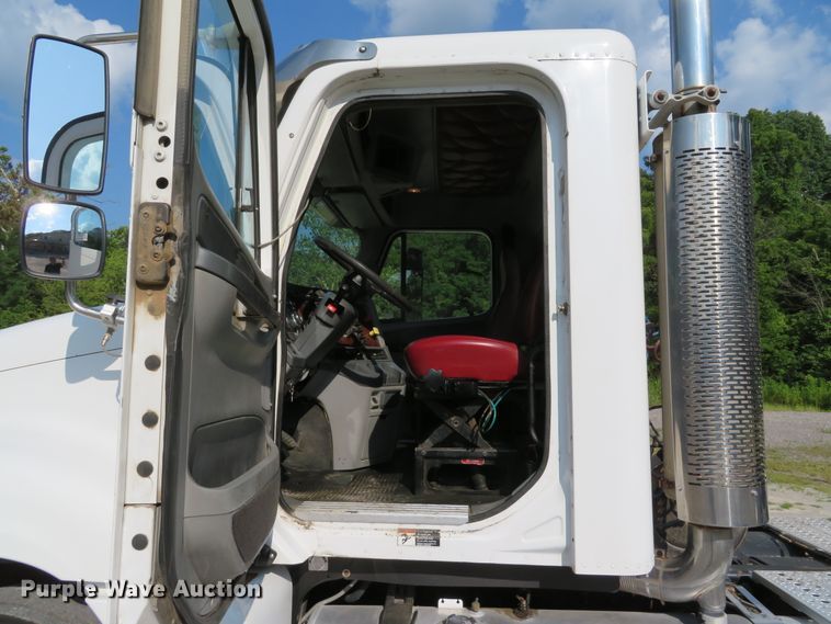 image for item DE8222 2006 Freightliner Columbia semi truck