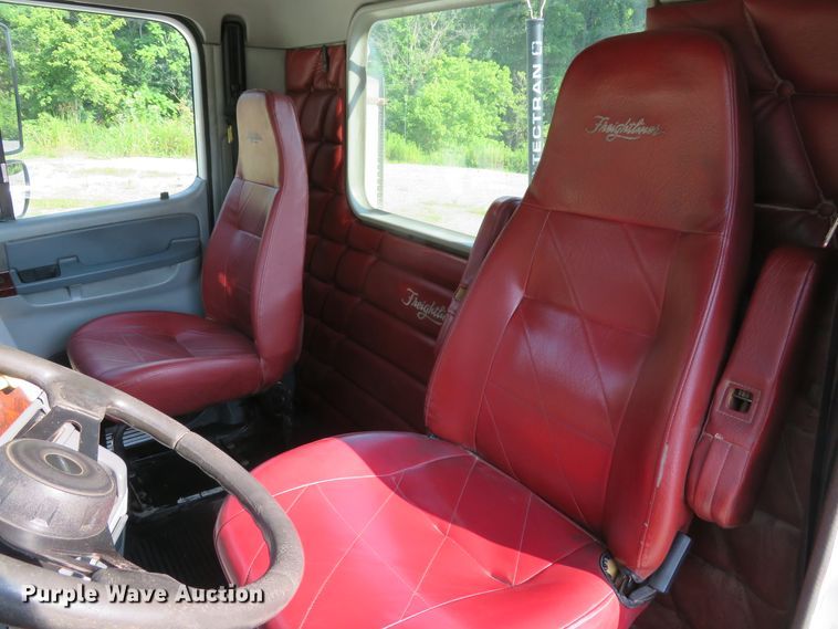 image for item DE8222 2006 Freightliner Columbia semi truck