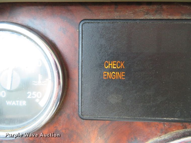 image for item DE8222 2006 Freightliner Columbia semi truck