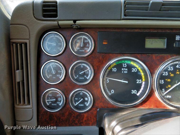 image for item DE8222 2006 Freightliner Columbia semi truck