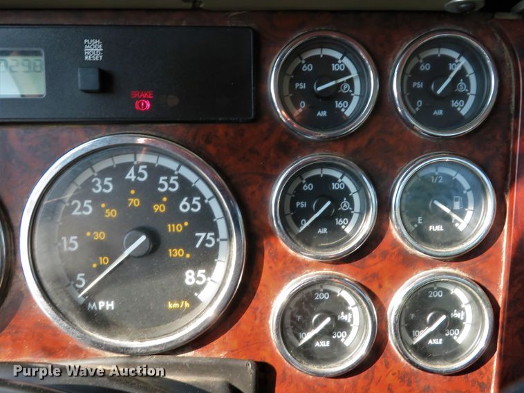 image for item DE8222 2006 Freightliner Columbia semi truck