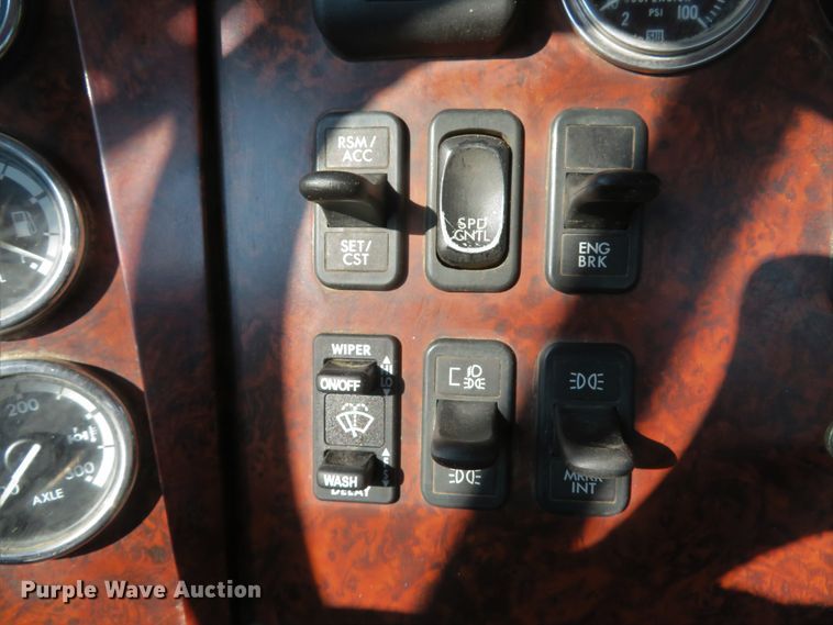 image for item DE8222 2006 Freightliner Columbia semi truck