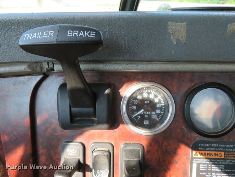 image for item DE8222 2006 Freightliner Columbia semi truck