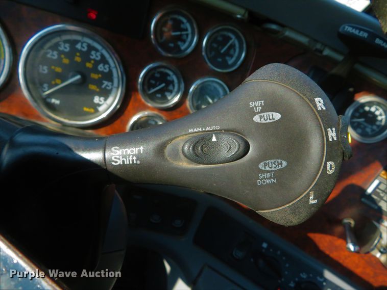 image for item DE8222 2006 Freightliner Columbia semi truck