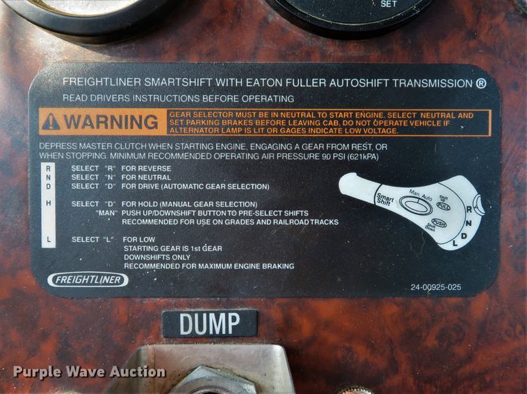 image for item DE8222 2006 Freightliner Columbia semi truck