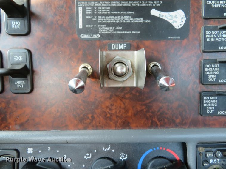 image for item DE8222 2006 Freightliner Columbia semi truck