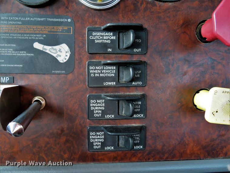 image for item DE8222 2006 Freightliner Columbia semi truck