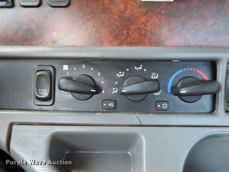 image for item DE8222 2006 Freightliner Columbia semi truck