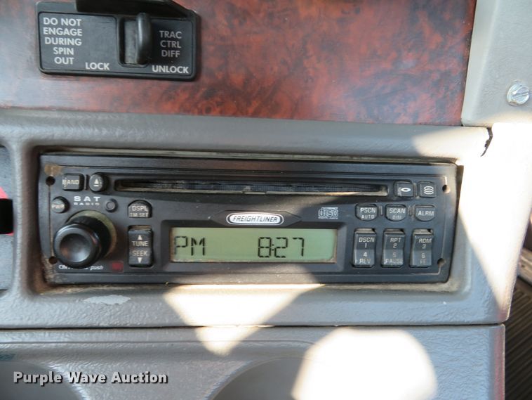 image for item DE8222 2006 Freightliner Columbia semi truck