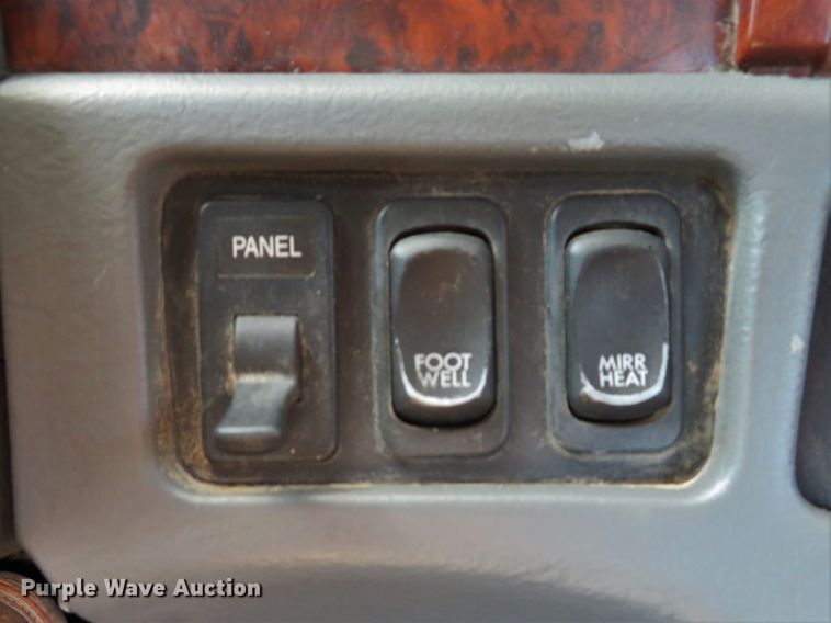 image for item DE8222 2006 Freightliner Columbia semi truck