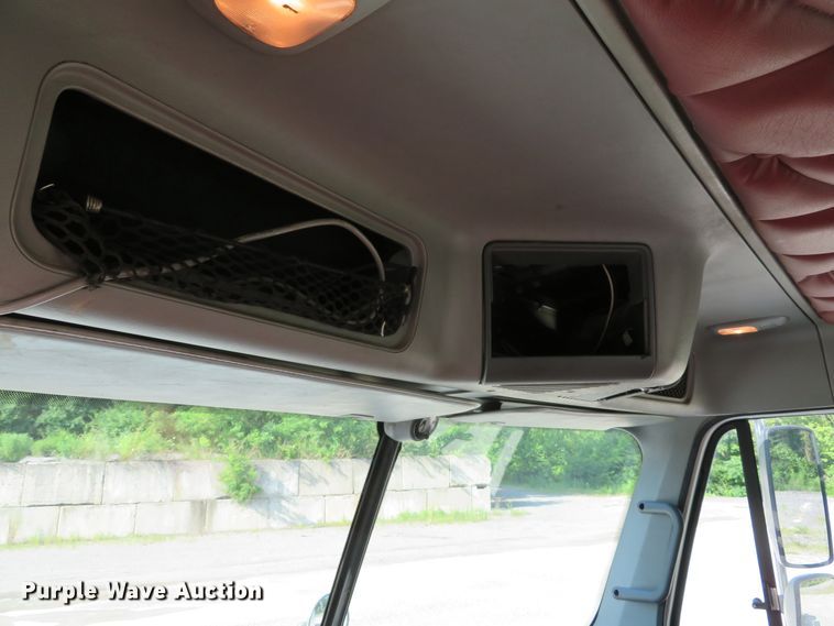 image for item DE8222 2006 Freightliner Columbia semi truck