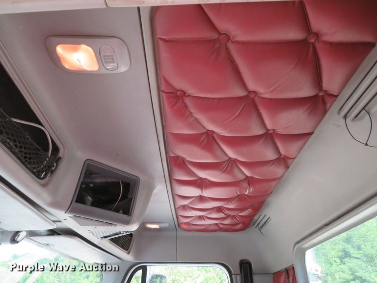 image for item DE8222 2006 Freightliner Columbia semi truck