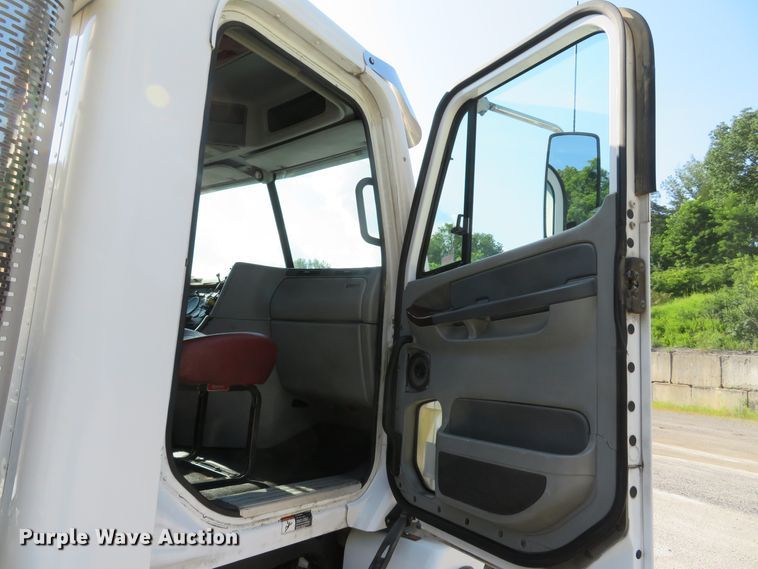 image for item DE8222 2006 Freightliner Columbia semi truck