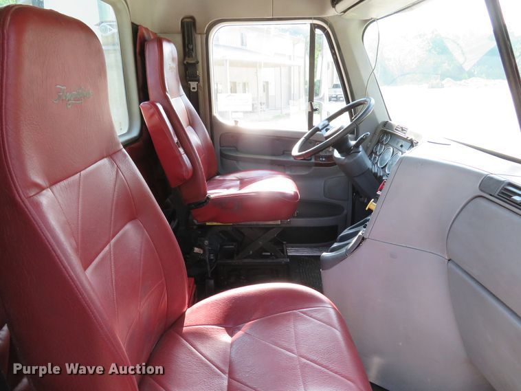 image for item DE8222 2006 Freightliner Columbia semi truck