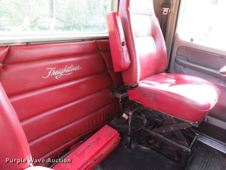 image for item DE8222 2006 Freightliner Columbia semi truck