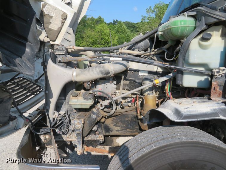 image for item DE8222 2006 Freightliner Columbia semi truck