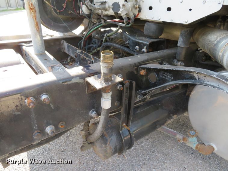 image for item DE8222 2006 Freightliner Columbia semi truck