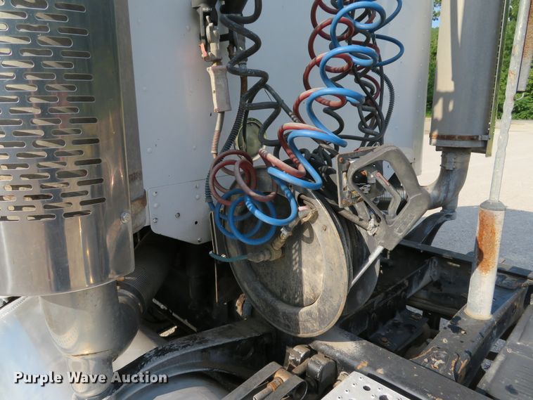 image for item DE8222 2006 Freightliner Columbia semi truck