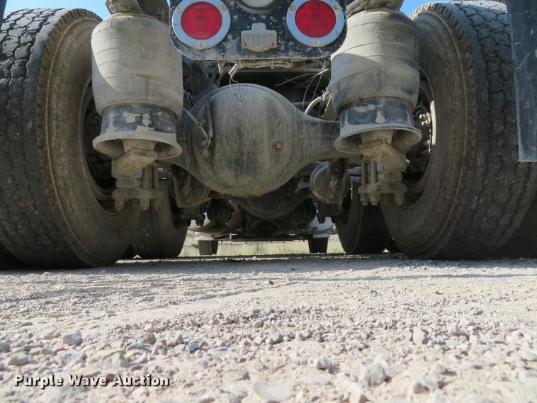 image for item DE8222 2006 Freightliner Columbia semi truck