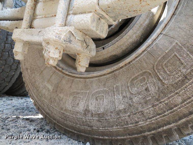 image for item DE8222 2006 Freightliner Columbia semi truck