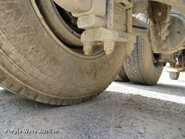 image for item DE8222 2006 Freightliner Columbia semi truck