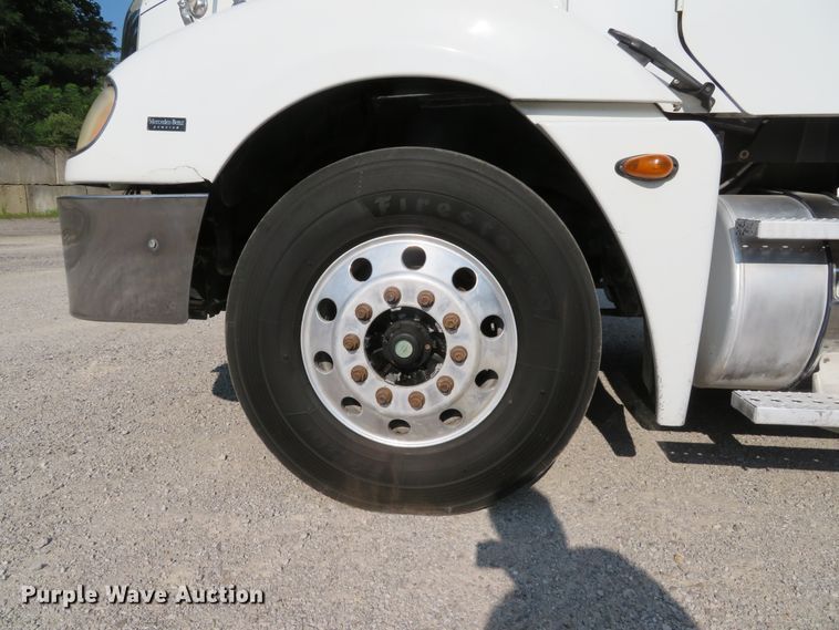 image for item DE8222 2006 Freightliner Columbia semi truck