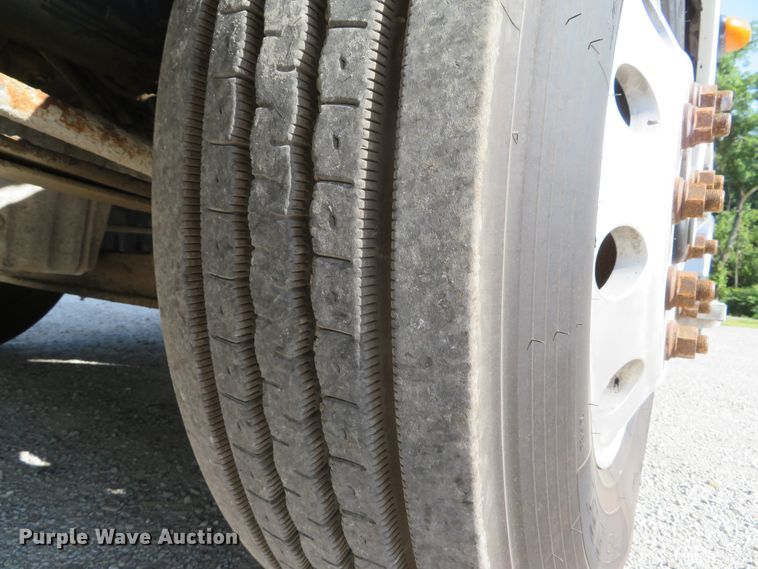 image for item DE8222 2006 Freightliner Columbia semi truck