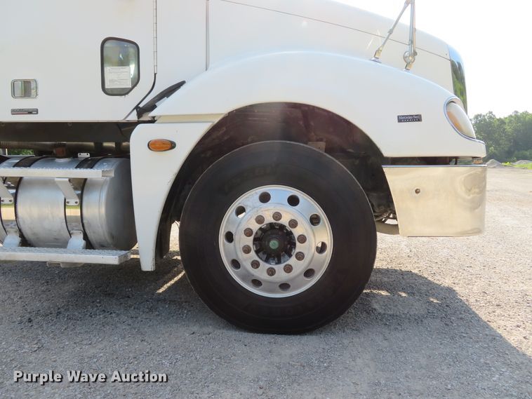 image for item DE8222 2006 Freightliner Columbia semi truck