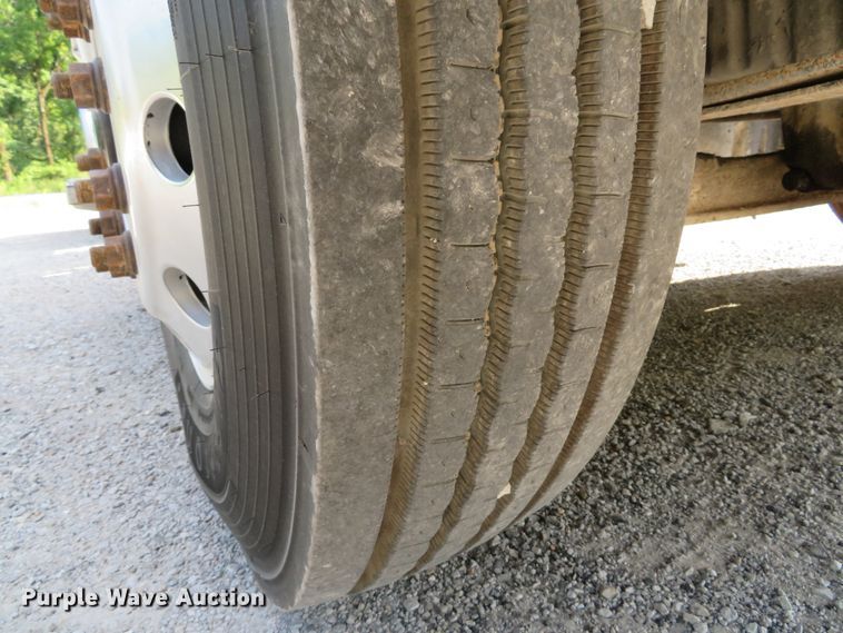 image for item DE8222 2006 Freightliner Columbia semi truck