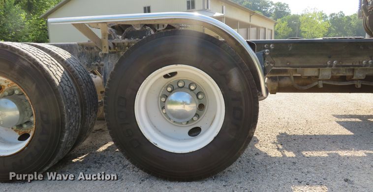 image for item DE8222 2006 Freightliner Columbia semi truck