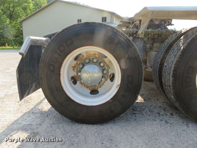 image for item DE8222 2006 Freightliner Columbia semi truck