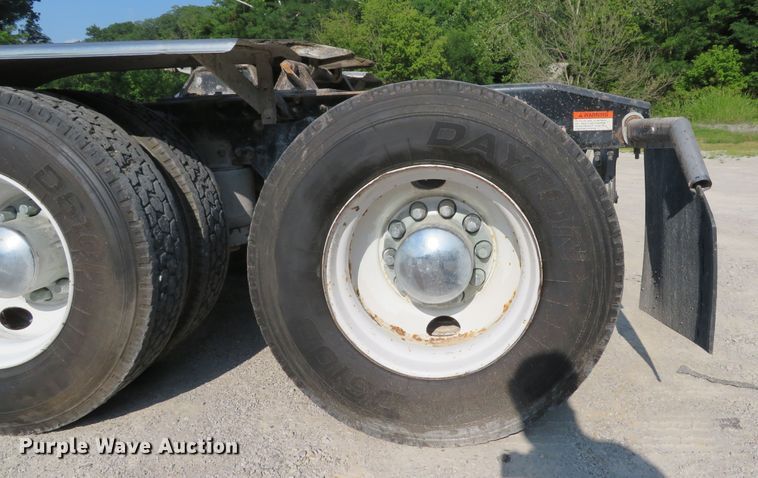 image for item DE8222 2006 Freightliner Columbia semi truck