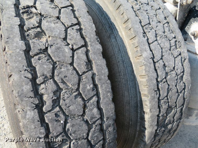 image for item DE8222 2006 Freightliner Columbia semi truck