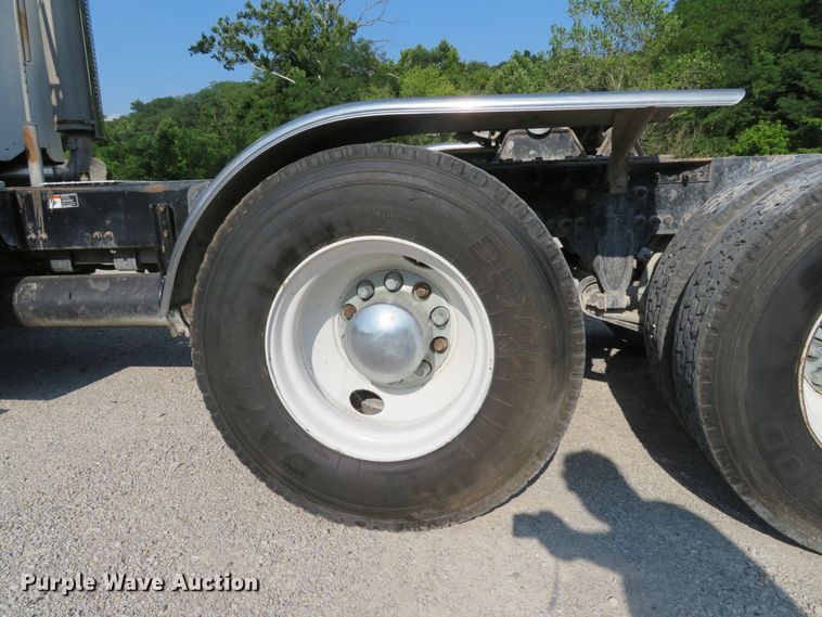 image for item DE8222 2006 Freightliner Columbia semi truck