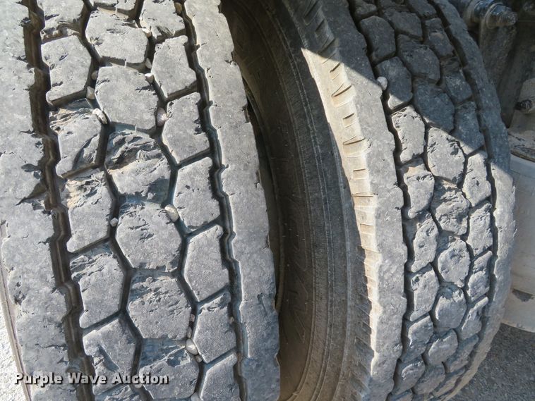 image for item DE8222 2006 Freightliner Columbia semi truck