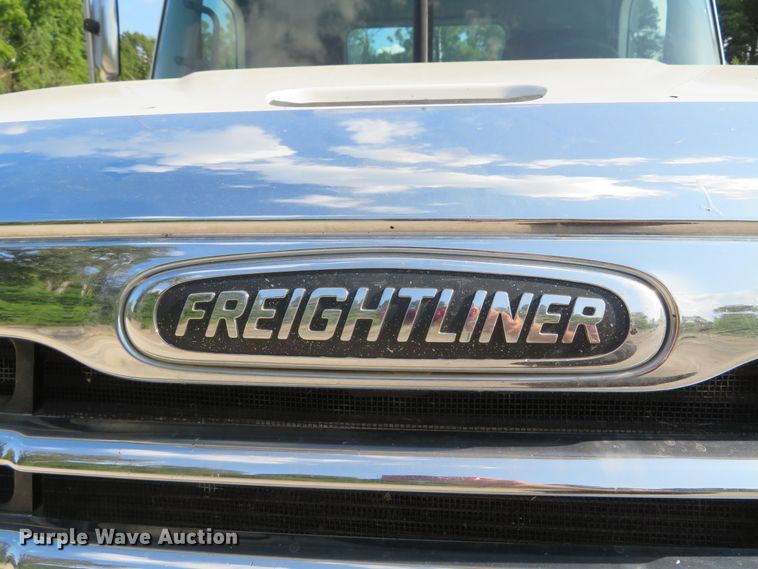 image for item DE8222 2006 Freightliner Columbia semi truck