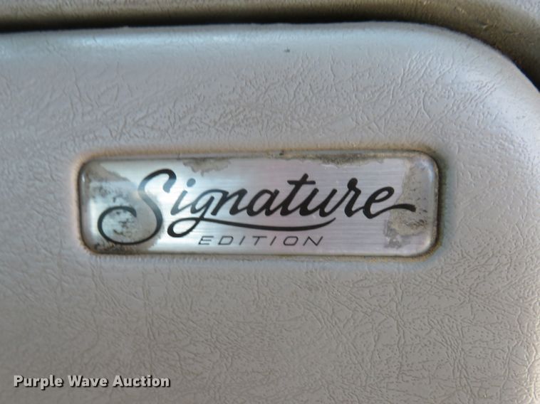 image for item DE8222 2006 Freightliner Columbia semi truck